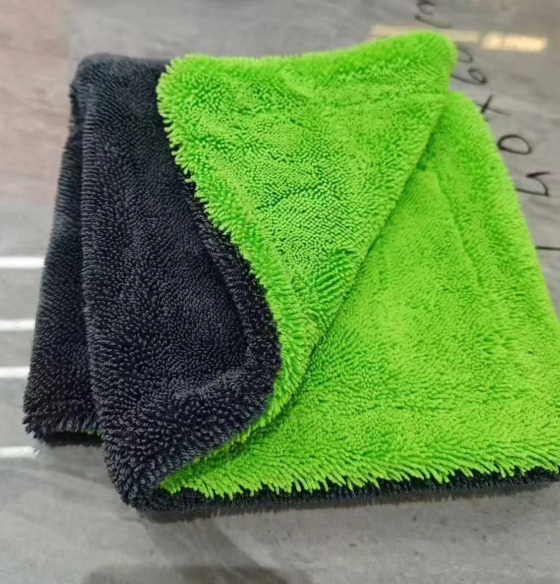 Non-Stick Oil Twist Loop Microfiber Towel for Car Care view 4